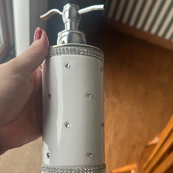 Bella Luxx White and Silver Bath Accessory Set - Picture 4 of 5